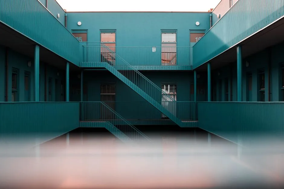 Escaliers et portes d'un immeuble collectif